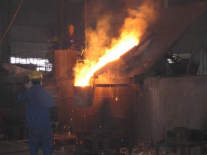 電源采用新一代IGBT關(guān)斷器材，開關(guān)損耗小、開關(guān)速度快、噪音小、IGBT串聯(lián)逆變工作時可以自動調(diào)節(jié)、使功率因數(shù)使終保持最大。