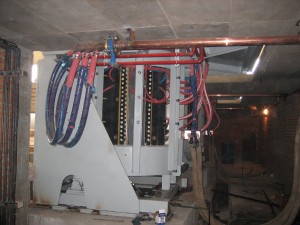 產(chǎn)品用途：用于鑄鐵、不銹鋼、鑄鋼、合金鋼、銅、鋁等有色金屬其他熔煉及保溫 產(chǎn)品特點：
1、熔化速度比較快，鋼水溫度比較均，金屬成分比較均勻。2、爐殼采用鋼殼結(jié)構(gòu)，鋼殼爐使用壽命長，使用安全可靠。
3、鋼殼爐維修方便，作業(yè)環(huán)境比較好，污染比較少。
4、可以冷爐直接熔煉，鋼水可全部倒空，更換品種方便。
5、鋼殼爐采用液壓系統(tǒng)，倒鋼水比較平穩(wěn)。